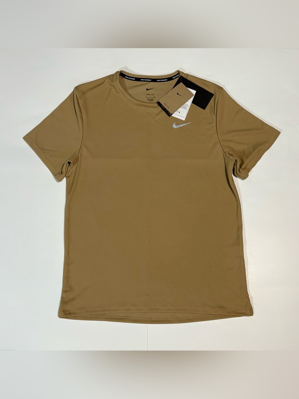 Nike Men’s Short Sleeve Dri-FIT Tee in Khaki Brown parachute beige DV9315 size S